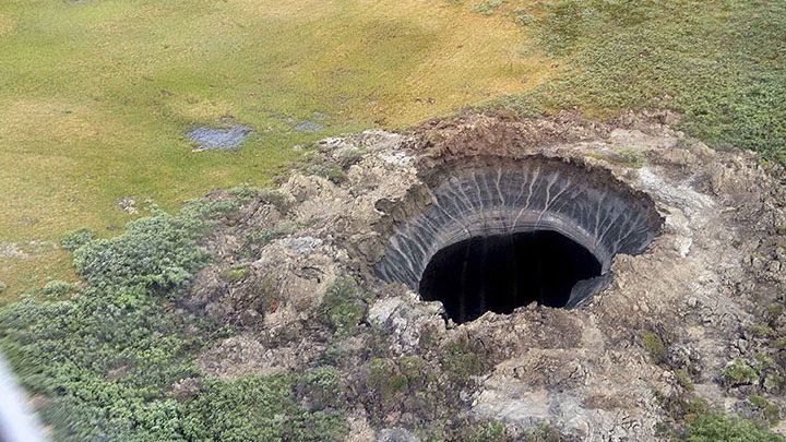 Důsledek rekordních teplot? Na Sibiři v permafrostu vznikl obří kráter